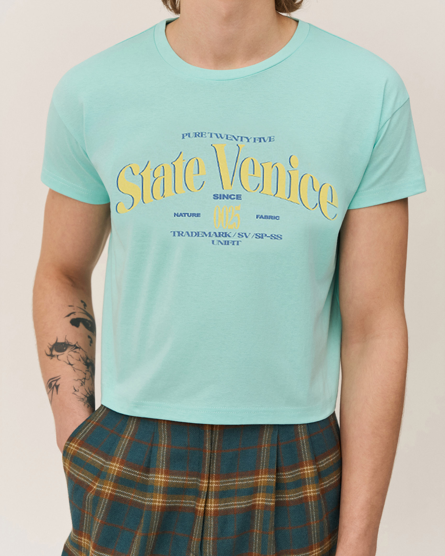 Укороченная футболка