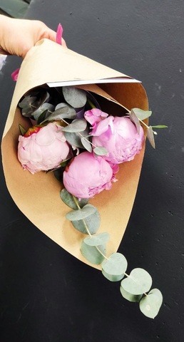 Пионы с эвкалиптом