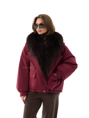 Короткий бордовый пуховик с воротником из лисы