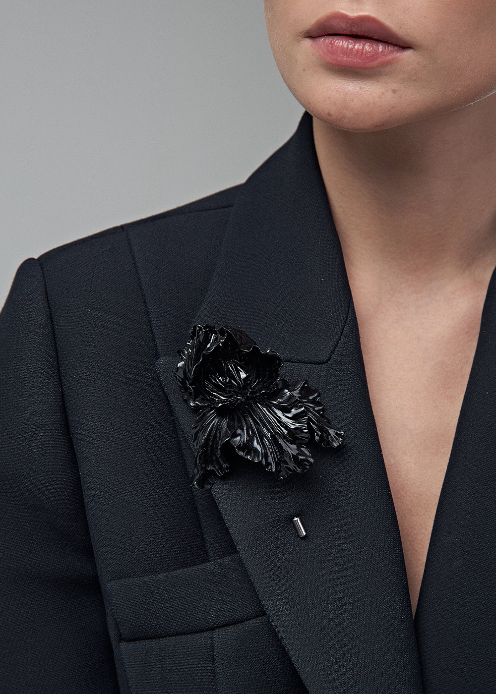 Брошь Ирис, черный
