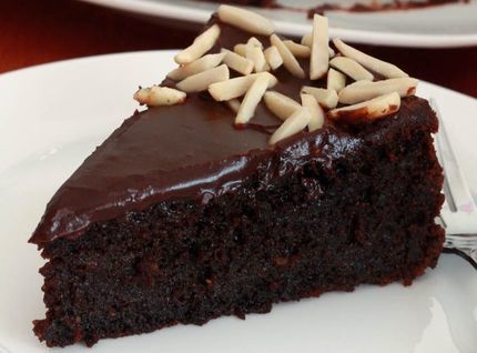 Шоколадно-миндальный пирог с вишней