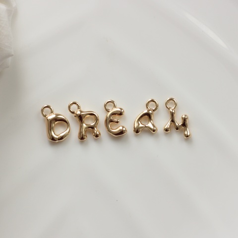 Слово из букв DREAM в позолоте