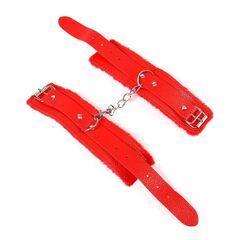 Красные наручники с меховой подкладкой и ремешками - 