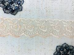 Вышивка на органзе, ш. 4,3 см, персиковый