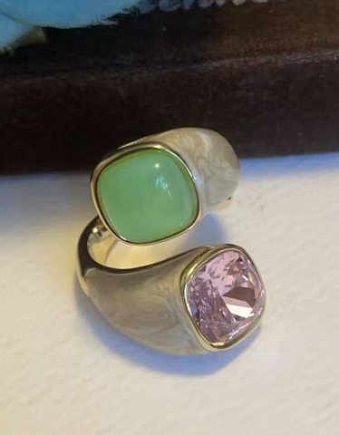 84569- Кольцо в стилистике POISON DROP с двумя цветными вставками