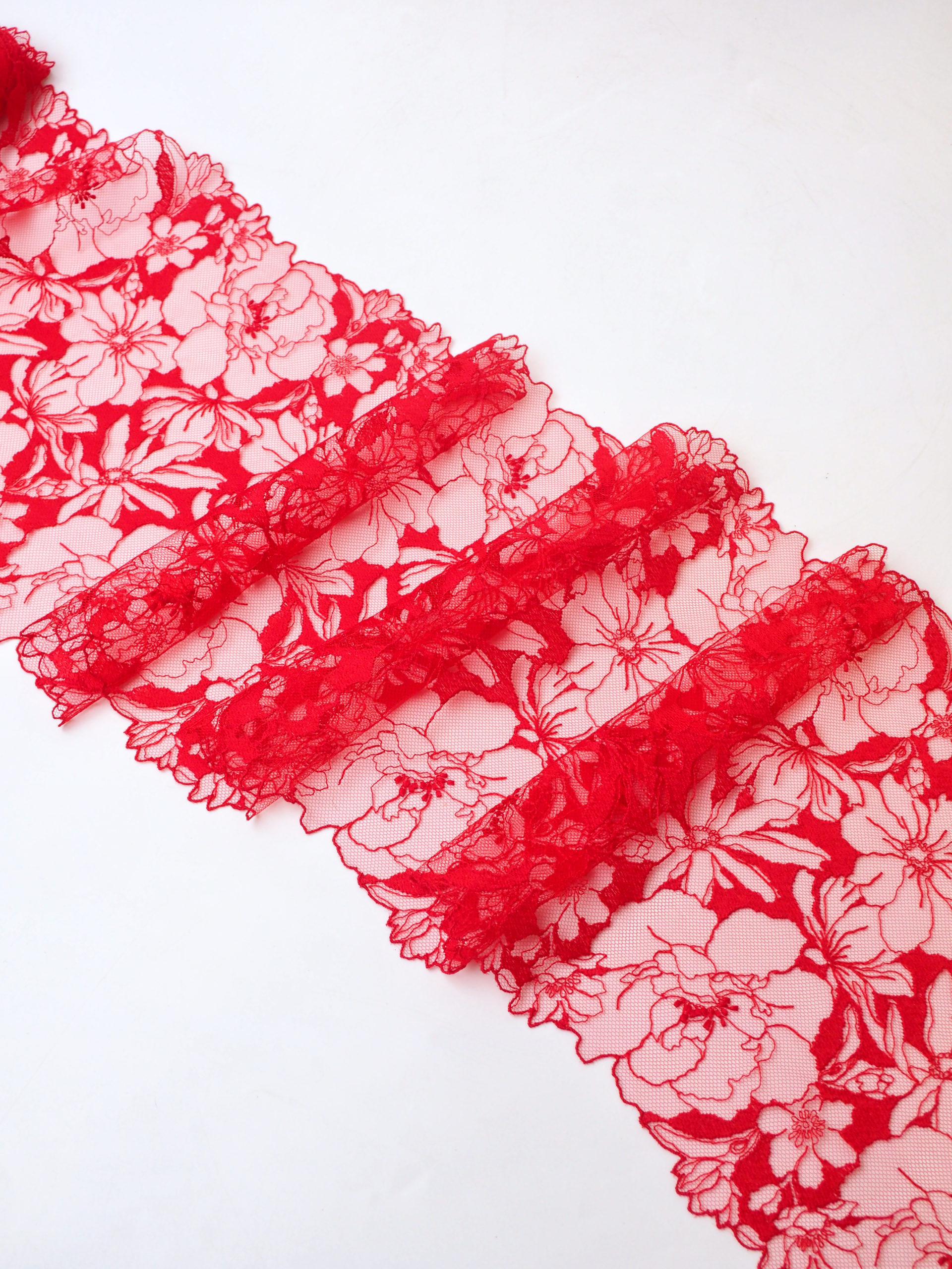 Вышивка на сетке красная ширина 22 см ОТРЕЗЫ