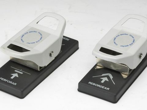 Bulros C-005 - обрезчик 2 в 1: настольный обрезчик углов и вырубщик отверстия под бейдж 15х3.5 мм. Высота стопы 0,8 мм, Нож R6.4