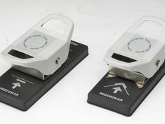 Bulros C-005 - обрезчик 2 в 1: настольный обрезчик углов и вырубщик отверстия под бейдж 15х3.5 мм. Высота стопы 0,8 мм, Нож R6.4