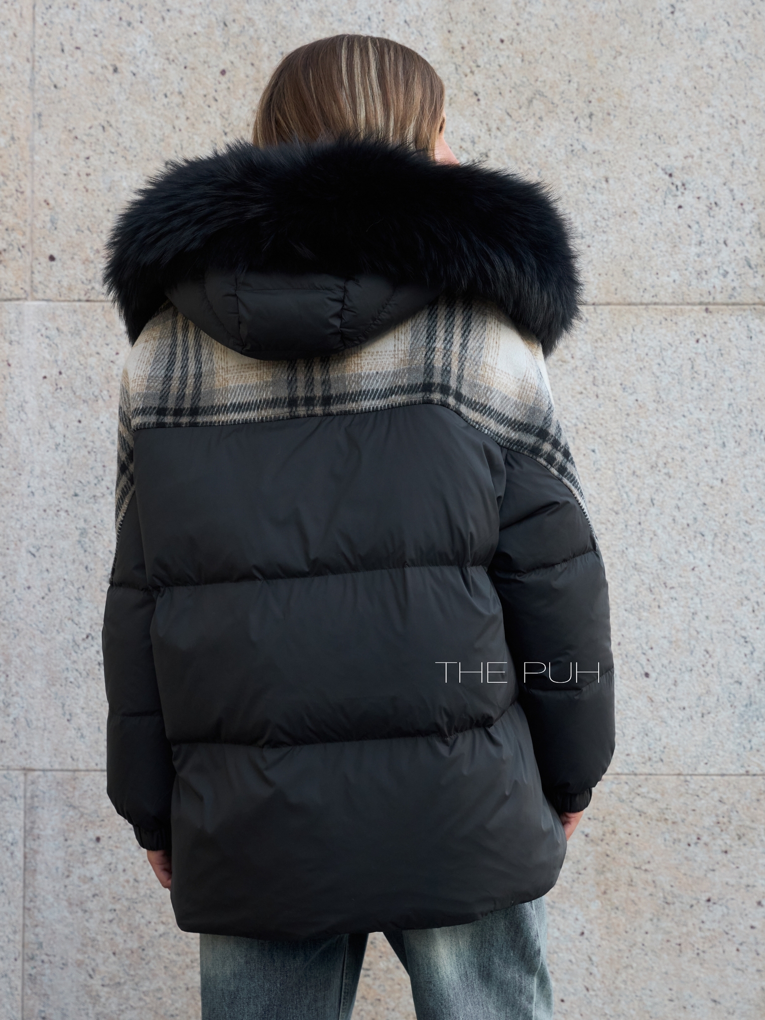 Черно-серый комбинированный пуховик с мехом енота