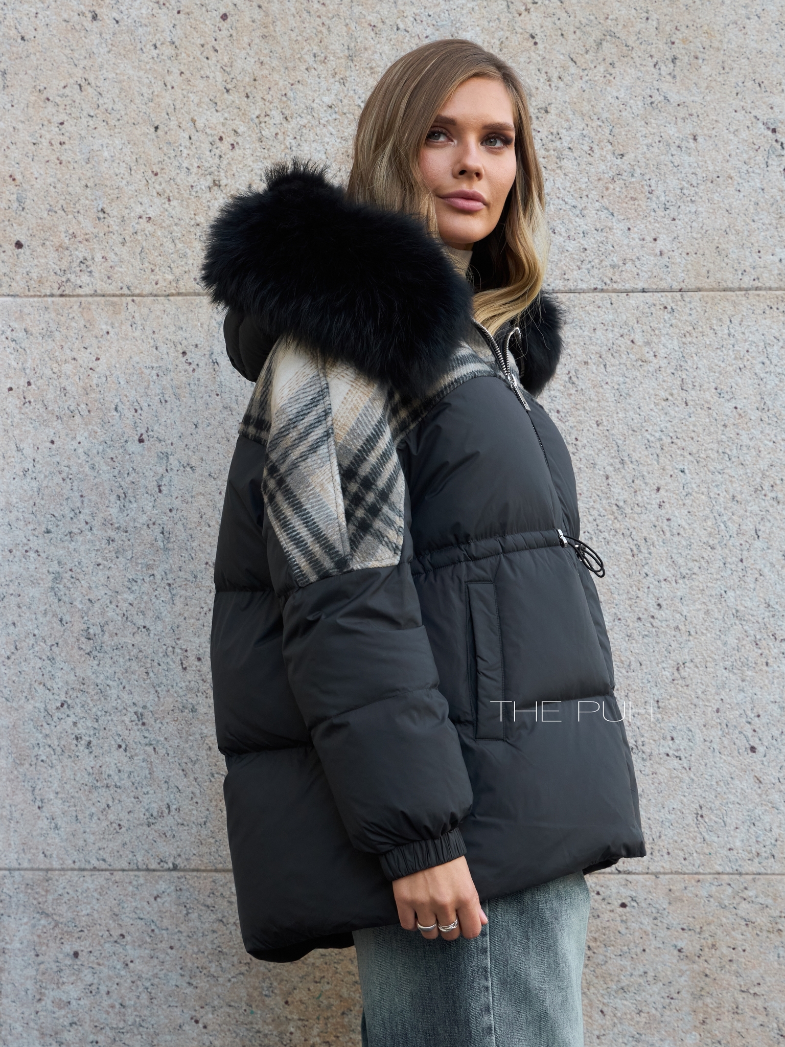 Черно-серый комбинированный пуховик с мехом енота