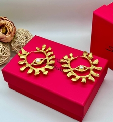 krupnye-sergi-kongo-glaza-s-zhemchugom-style-schiaparelli