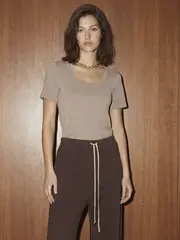 Футболка с глубоким вырезом