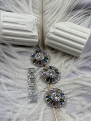 Пуговицы серебристые с разноцветными камнями и стразами
