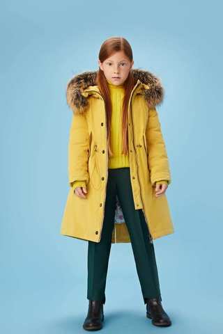 Желтое зимнее пальто-парка PULKA с цветным подкладом и опушкой из натурального меха