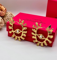 krupnye-sergi-kongo-glaza-s-zhemchugom-style-schiaparelli