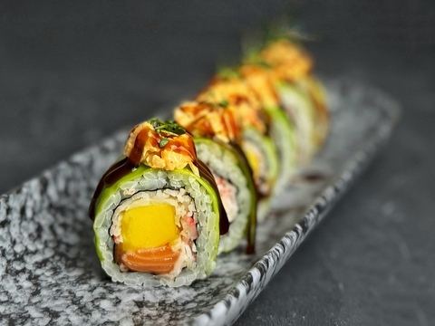 Ролл с лососем, креветкой и манго