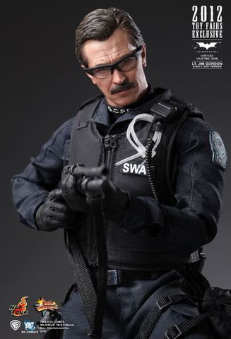 The Dark Knight Lt. Jim Gordon S.W.A.T. Suit Version) Exclusive