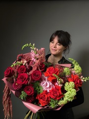 Сборный букет «Алые мотивы»