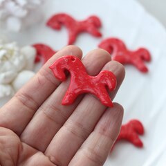 Подвеска Лошадка, красная, 30*40 мм, S033