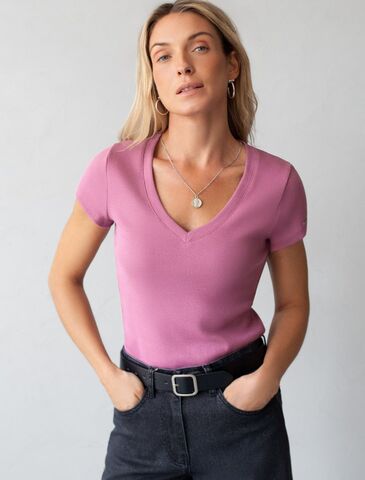 Футболка из плотного трикотажа в рубчик с V-образным вырезом  D49.129 (130316)