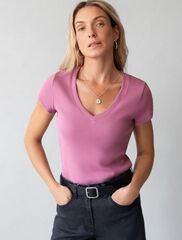 Футболка из плотного трикотажа в рубчик с V-образным вырезом  D49.129 (130316)