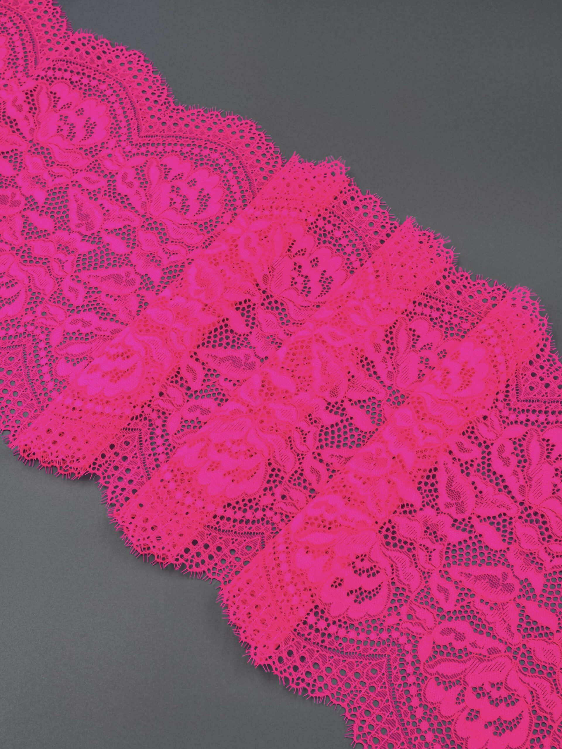 Кружево шантильи эластичное розовое неоновое ширина 21 см ОТРЕЗЫ