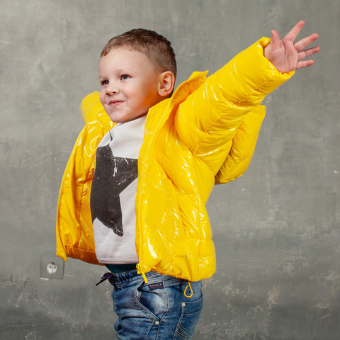 Демісезонна дитяча куртка жовтого кольору з лакової плащової тканини та нашивкою