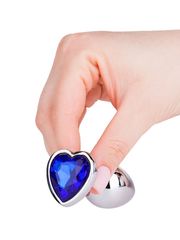 Серебристая анальная втулка с синим кристаллом-сердцем - 7 см. - 