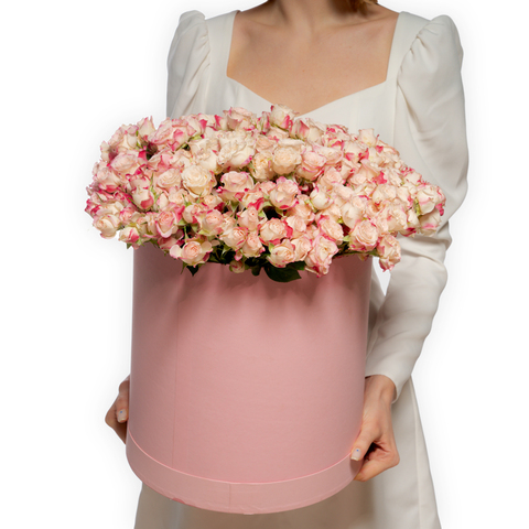 55 бежевых кустовых роз в коробке