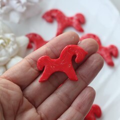 Подвеска Лошадка, красная, 30*40 мм, S033