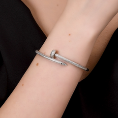 braslet-zhestkij-gvozd-iz-serebra-925-proby-v-obsypke-style-by-cartier