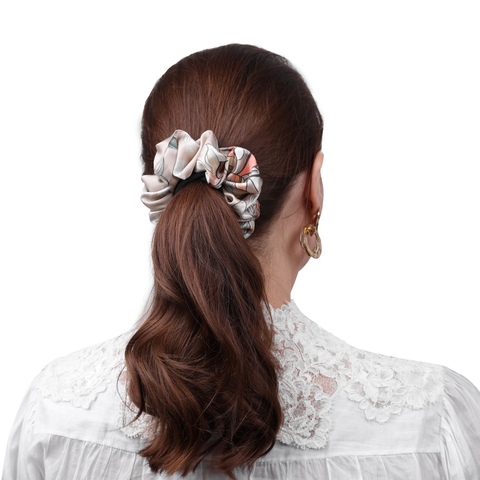 Шелковая резинка для волос Mollen Лазоревый цветок пудровая