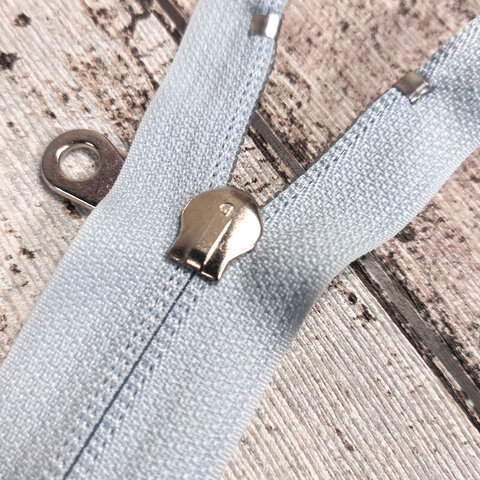 Молния разъемная пластиковая с одним замком 62 см голубая