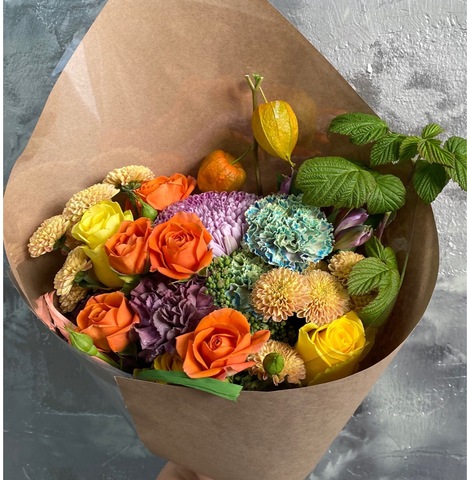 Букет осенне-яркий из роз, хризантем и физалиса