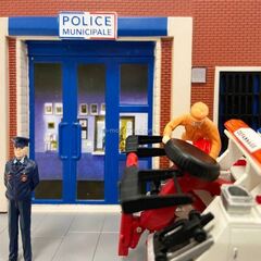 Toyota Land Cruiser 70 tow truck Diorama: The police officer Altaya 1:43