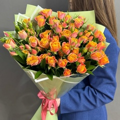 Букет из оранжевых кустовых роз сорта "Сонора"