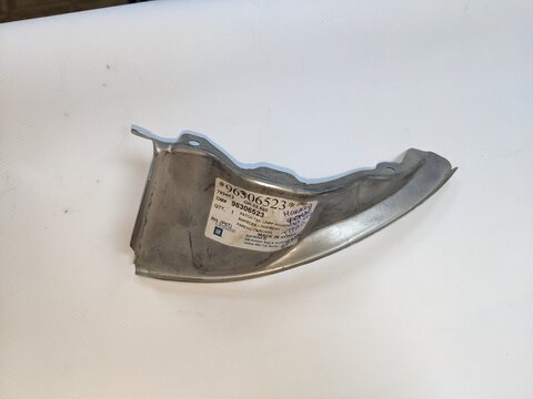 НАКЛАДКА ФОНАРЯ ПРАВАЯ УГЛОВАЯ (КРОНШТЕЙН МЕТАЛЛ) SENS GM