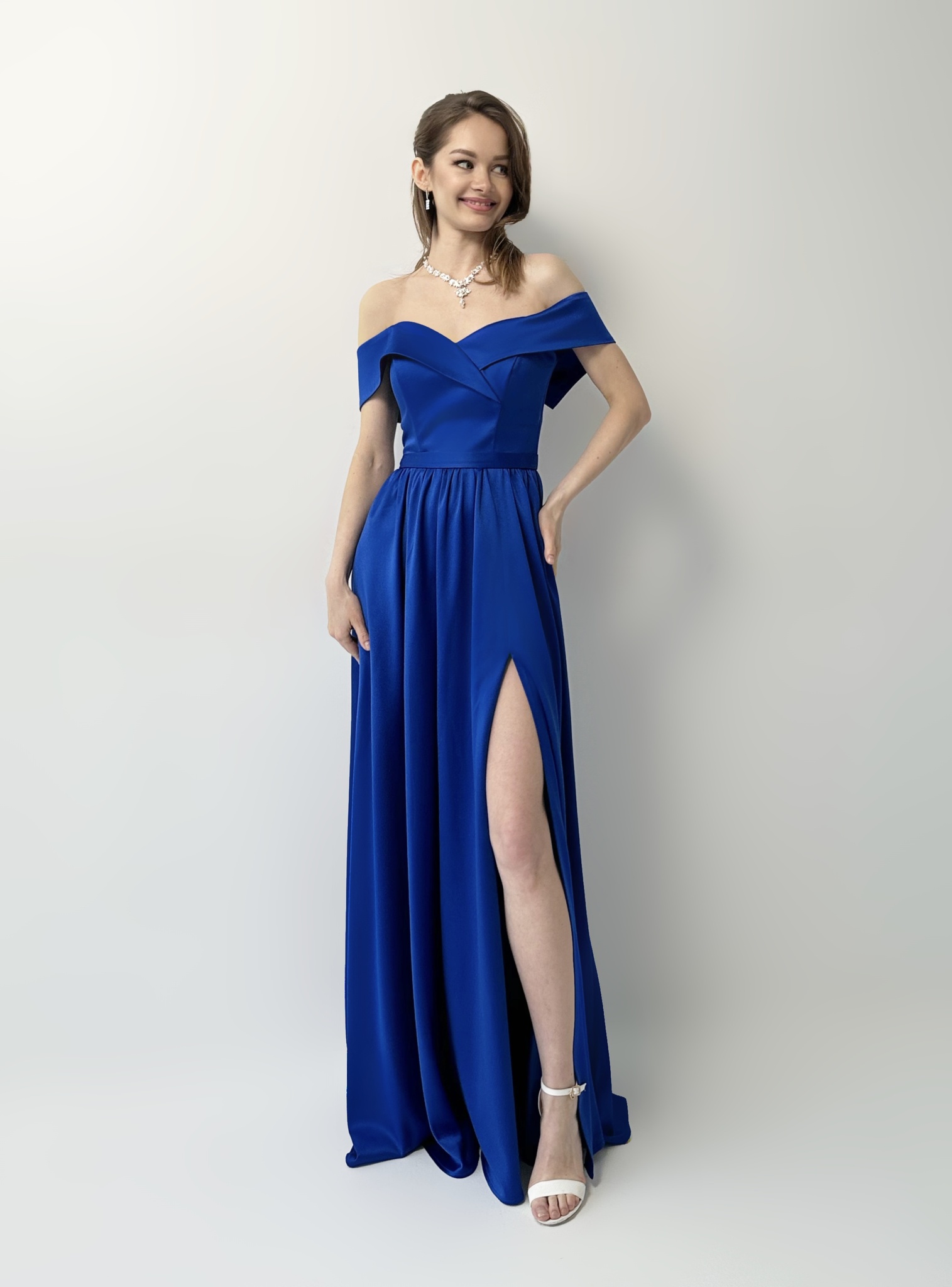 Вечернее платье  из атласа со спущенными плечами  (синий)