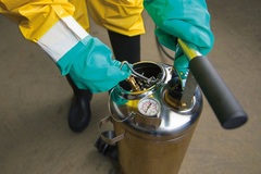 Распылитель cпециальный Gloria ProControl 100, высококачественная нержавеющая сталь, масло-бензостойкий, с манометром, двуручная помпа, заправочный люк, объем 10 л