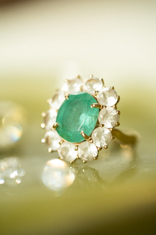 кольцо с изумрудом и белыми топазами