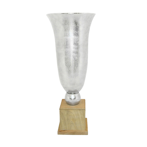 Металлическая ваза на деревянной подставке