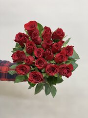 Букет 19 роз Кения 40 в ленте красные