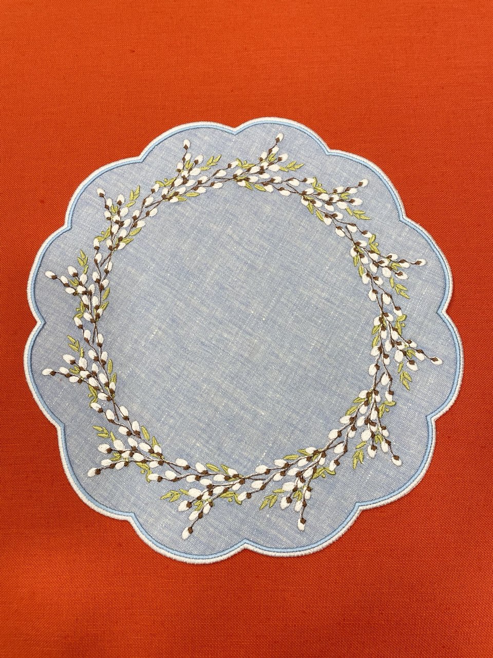 Большая декоративная салфетка-подтарельник с вышивкой