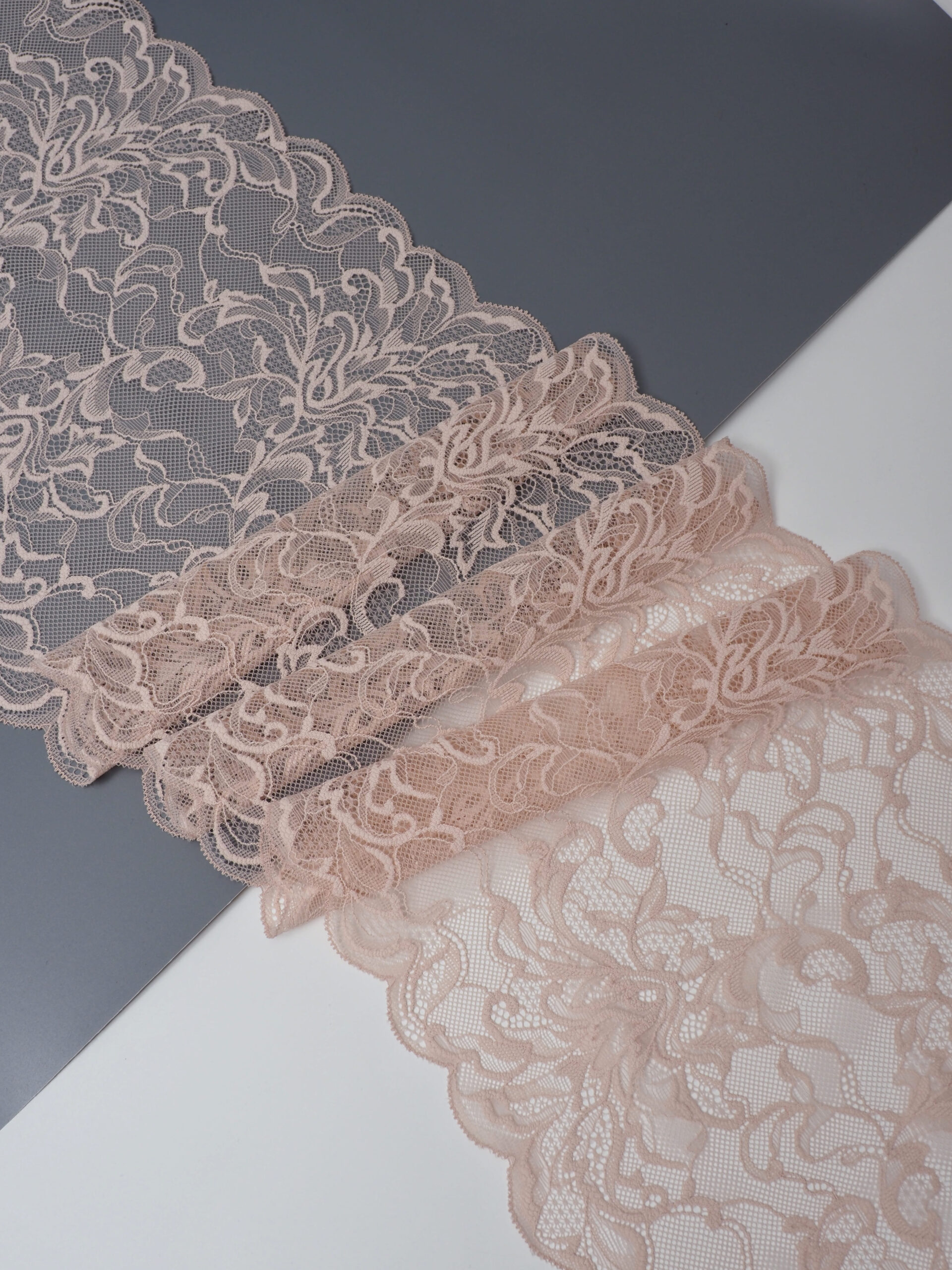Эластичное кружево для белья цвет серебристый пион ширина 22,5 см