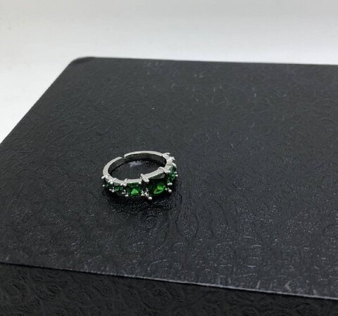 Кольцо с крупными камнями зеленое серебро