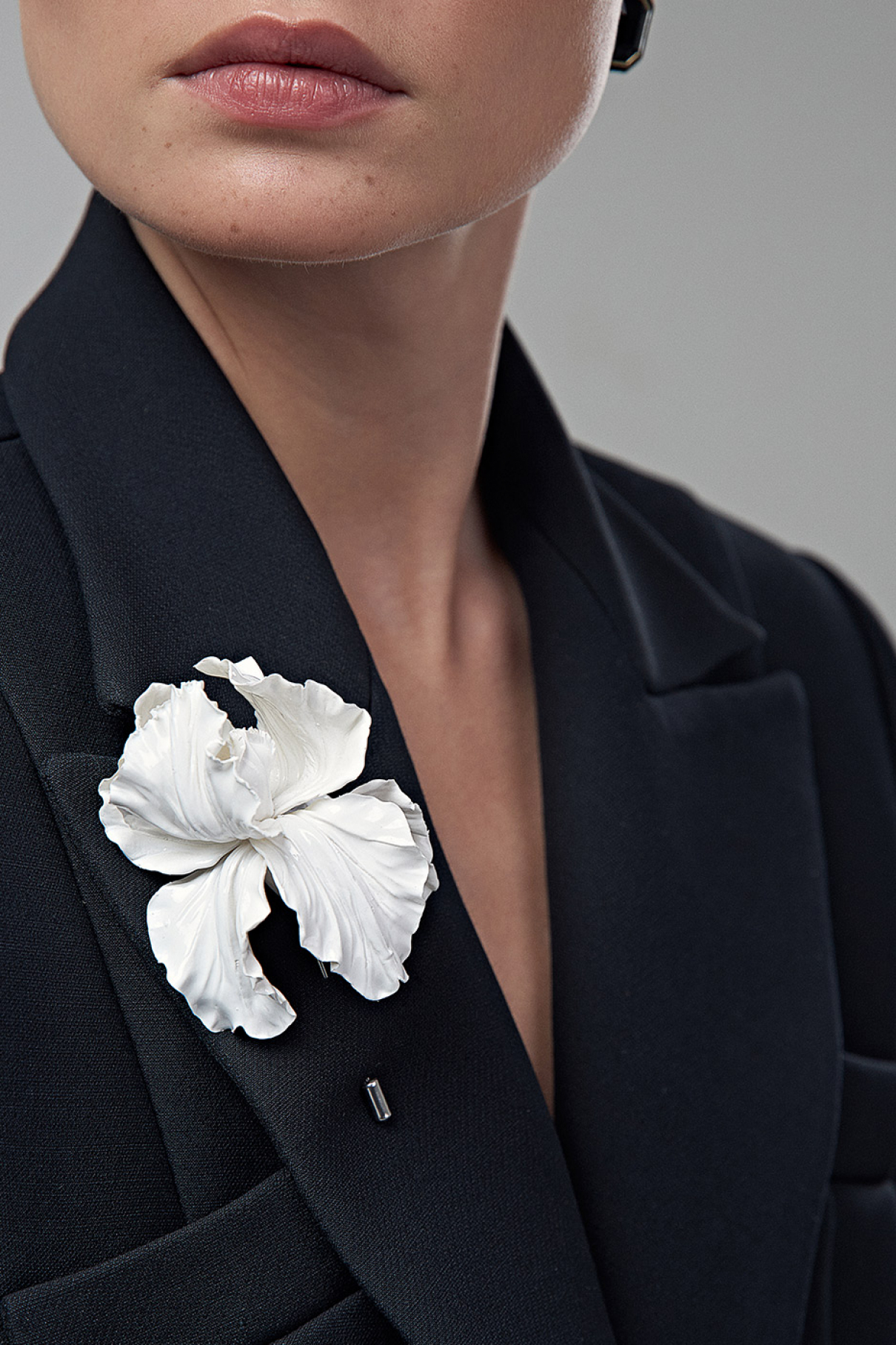 Брошь Ирис, белый