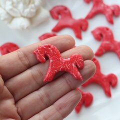 Подвеска Лошадка, красная, 30*40 мм, S033