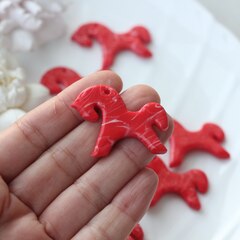 Подвеска Лошадка, красная, 30*40 мм, S033