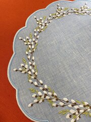 Большая декоративная салфетка-подтарельник с вышивкой