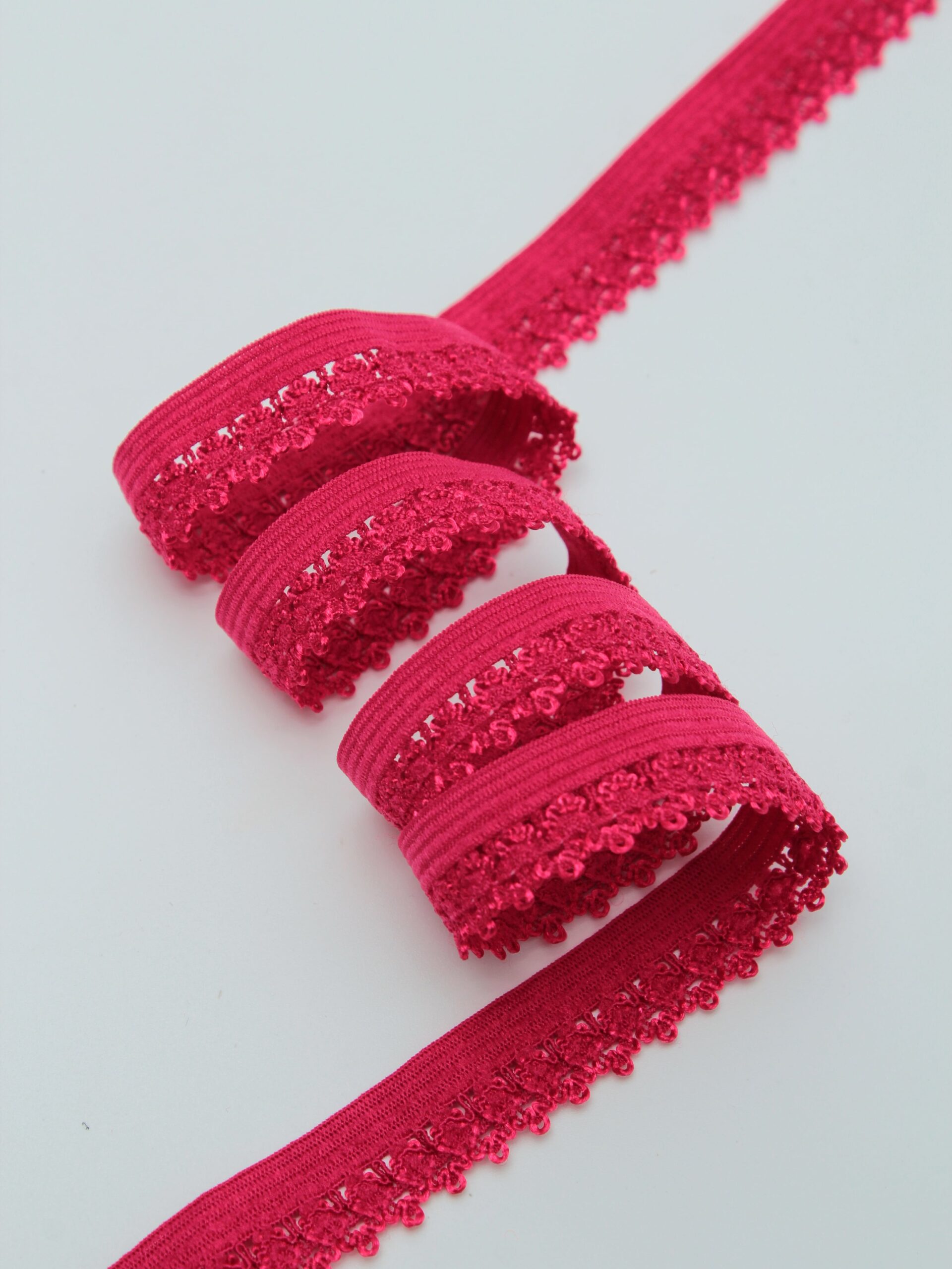 Бельевая резинка малиново-красная ажурная ширина 14 мм с учетом фестона